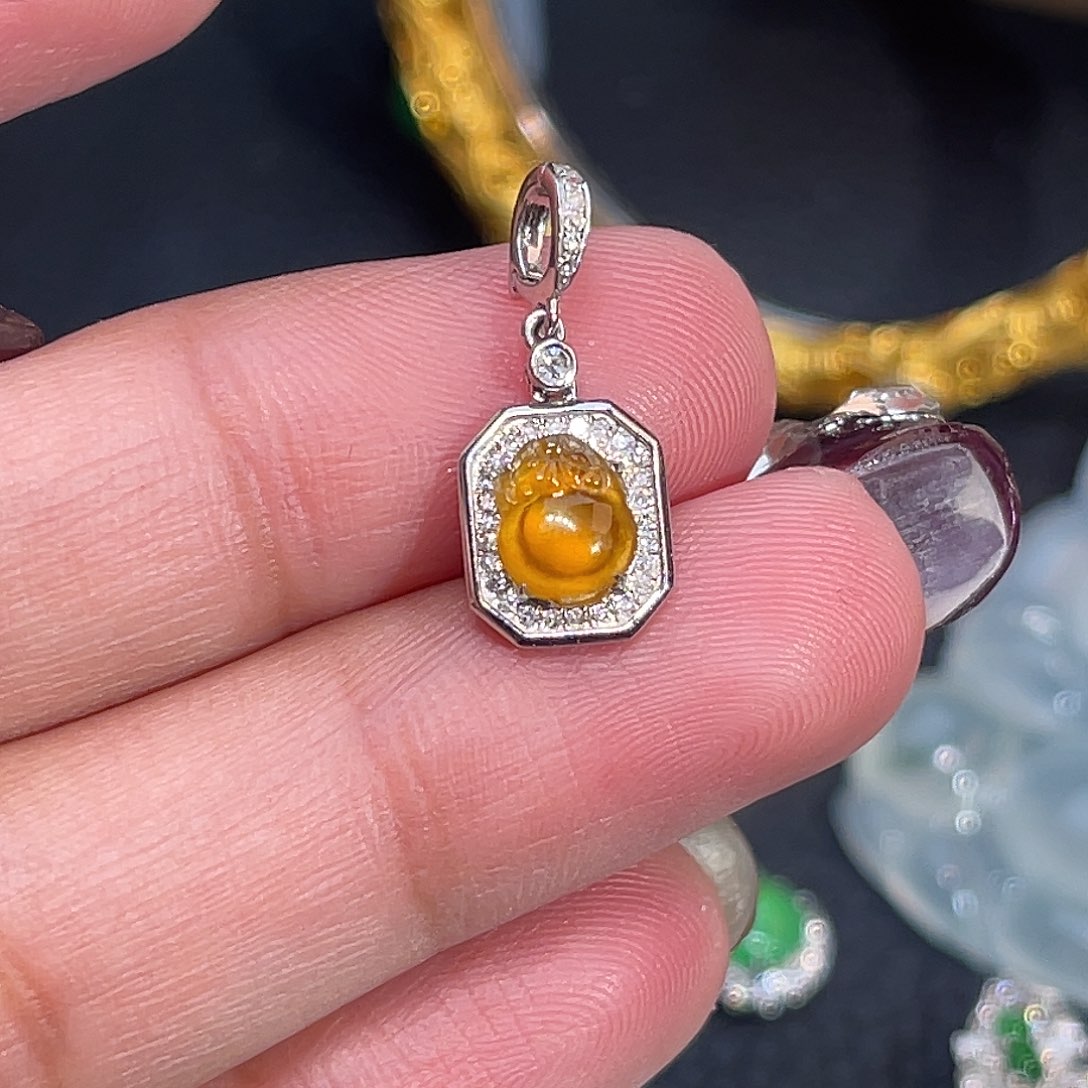 翡翠18K金镶嵌颈饰金蟾