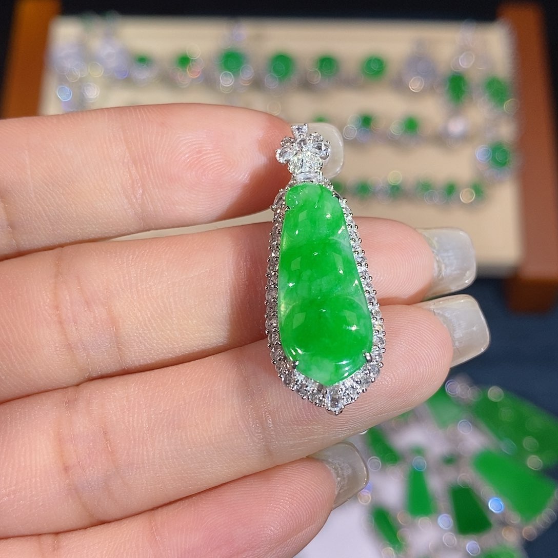 翡翠18K金镶嵌吊坠(不含链)福豆吊坠