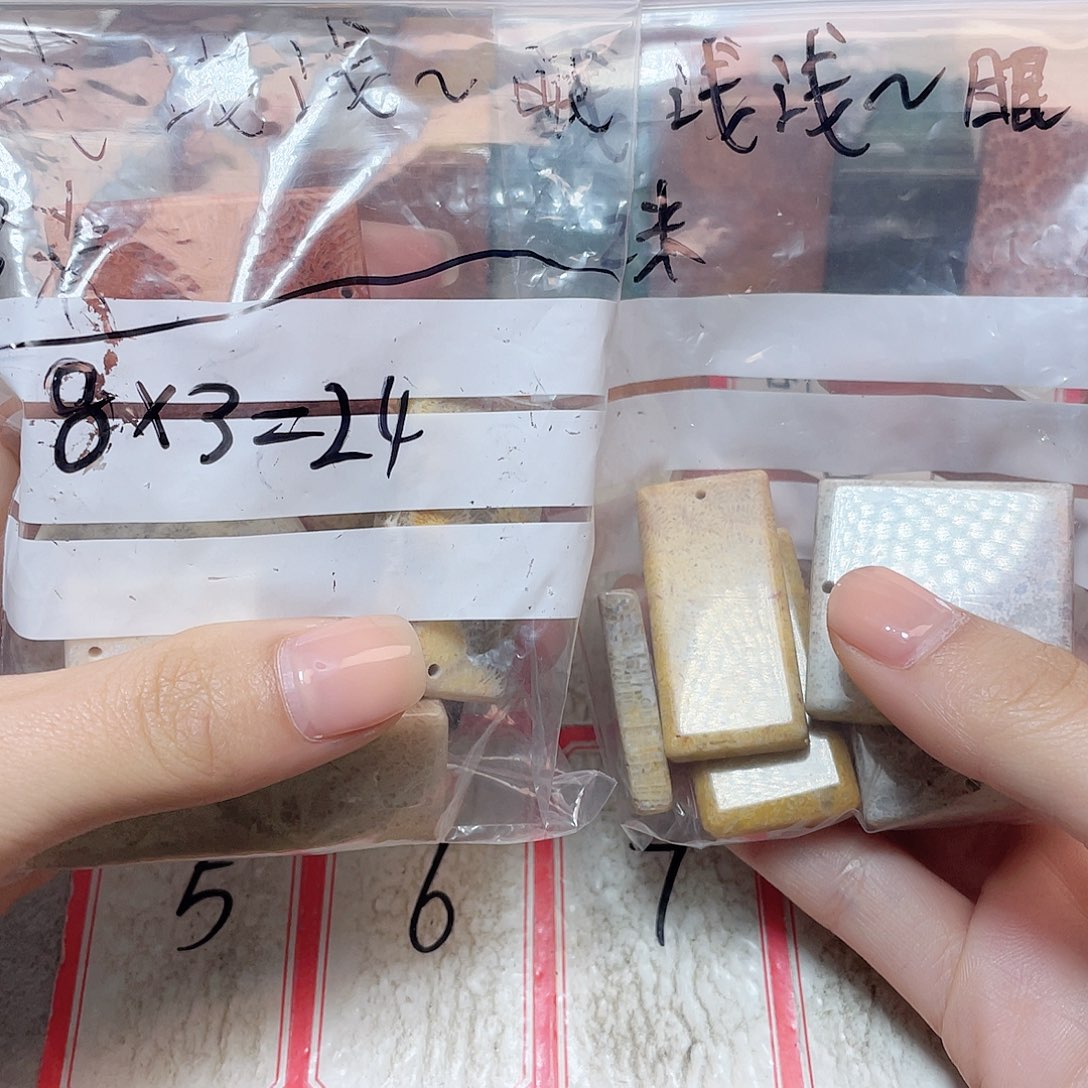 浅***。硅化珊瑚（珊瑚玉）合金颈饰