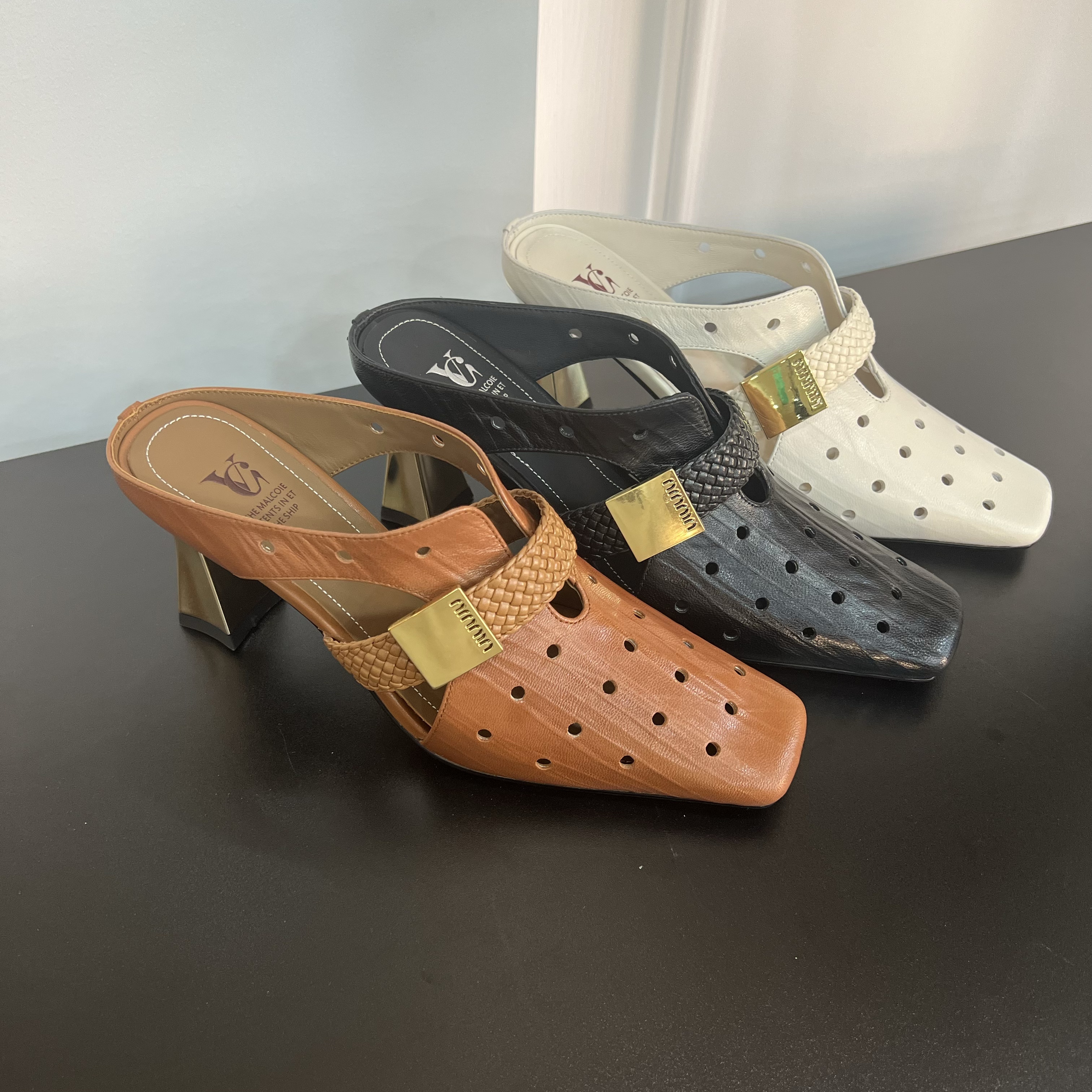 【Harviss】2025夏新款气质包头真皮软面金属NIU家扣件女士拖鞋-6cm