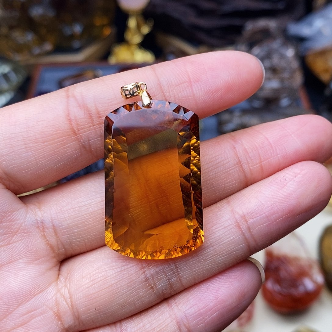 水晶吊坠未镶嵌越****?吊坠