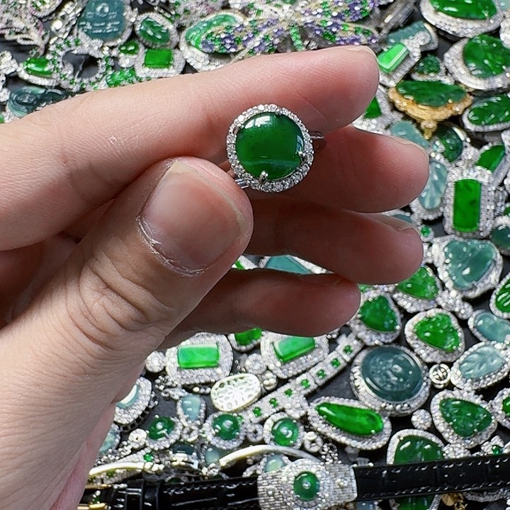 翡翠颈饰未镶嵌天然A货翡翠放漏