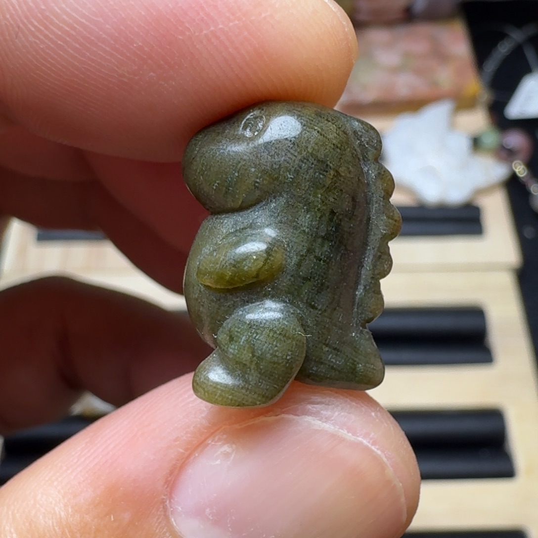 未镶嵌纯天然色有机玉石保真色硅化玉绿鱼子纹恐龙通孔