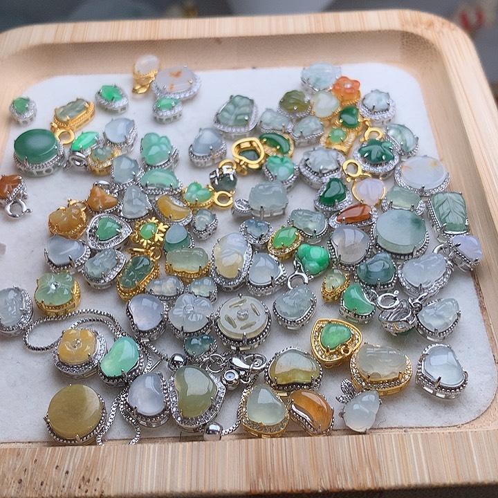 翡翠未镶嵌颈饰小潘潘1个