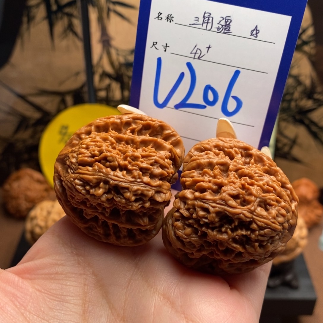 文玩核桃把件三角疆42