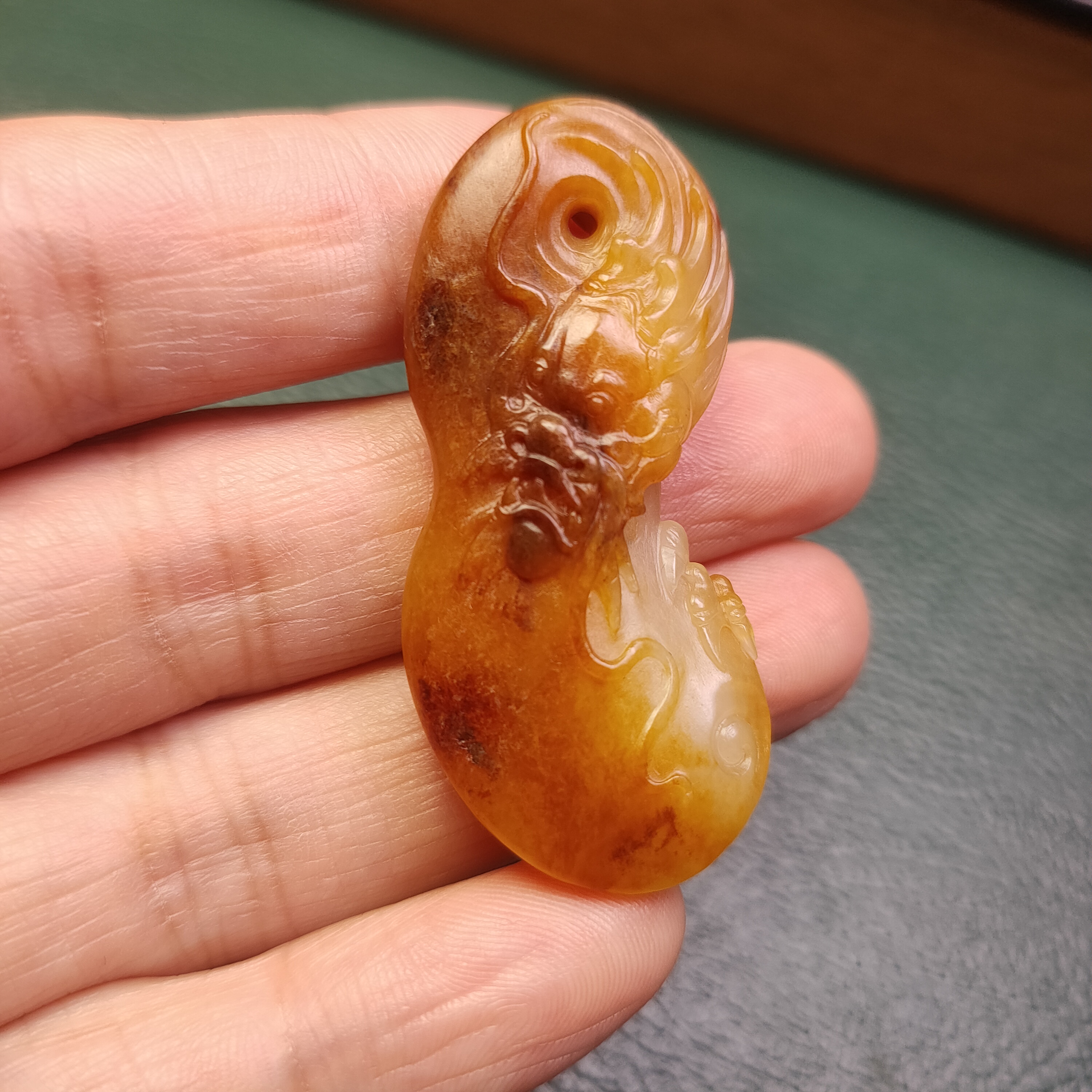 和田玉 龙行天下  黄沁料 苏工雕刻  鸡油黄