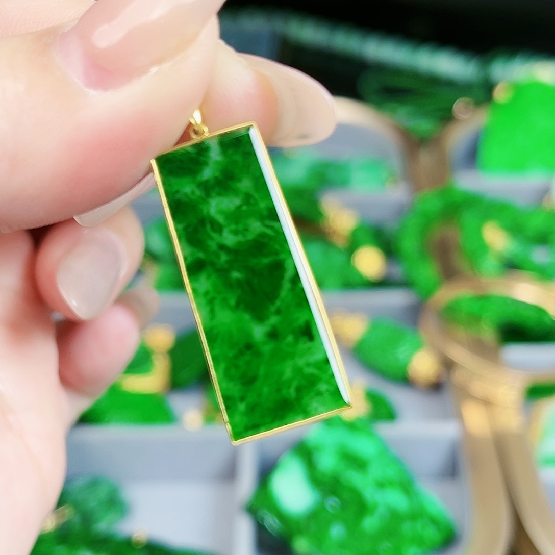 翡翠颈饰18K金镶嵌吊坠