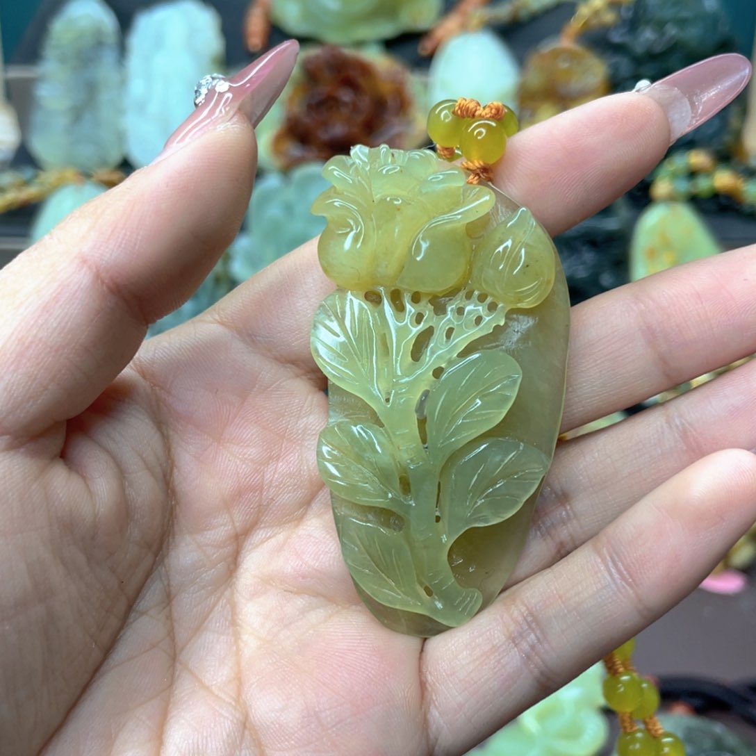 蛇纹石玉颈饰未镶嵌