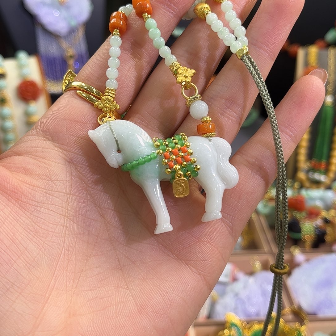 ****头翡翠未镶嵌颈饰一马当先