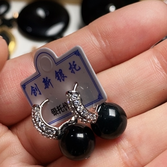 鸿***楼翡翠银S925镶嵌耳饰