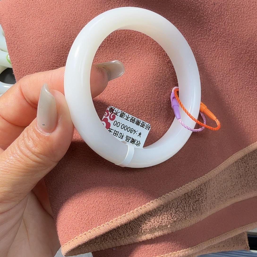 悠***悠和田玉未镶嵌手镯