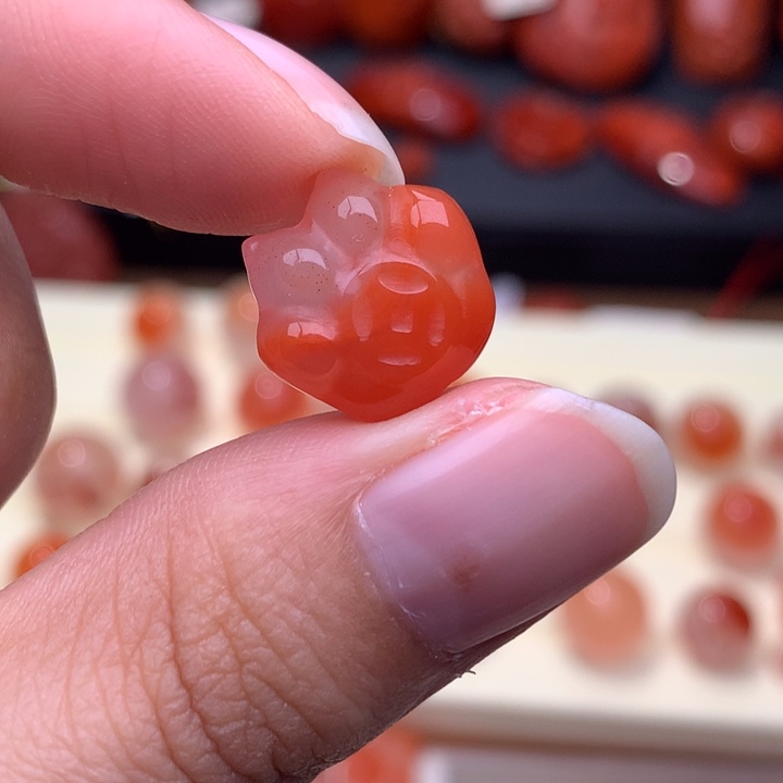 南红玛瑙未镶嵌珠宝半成品掌上有米