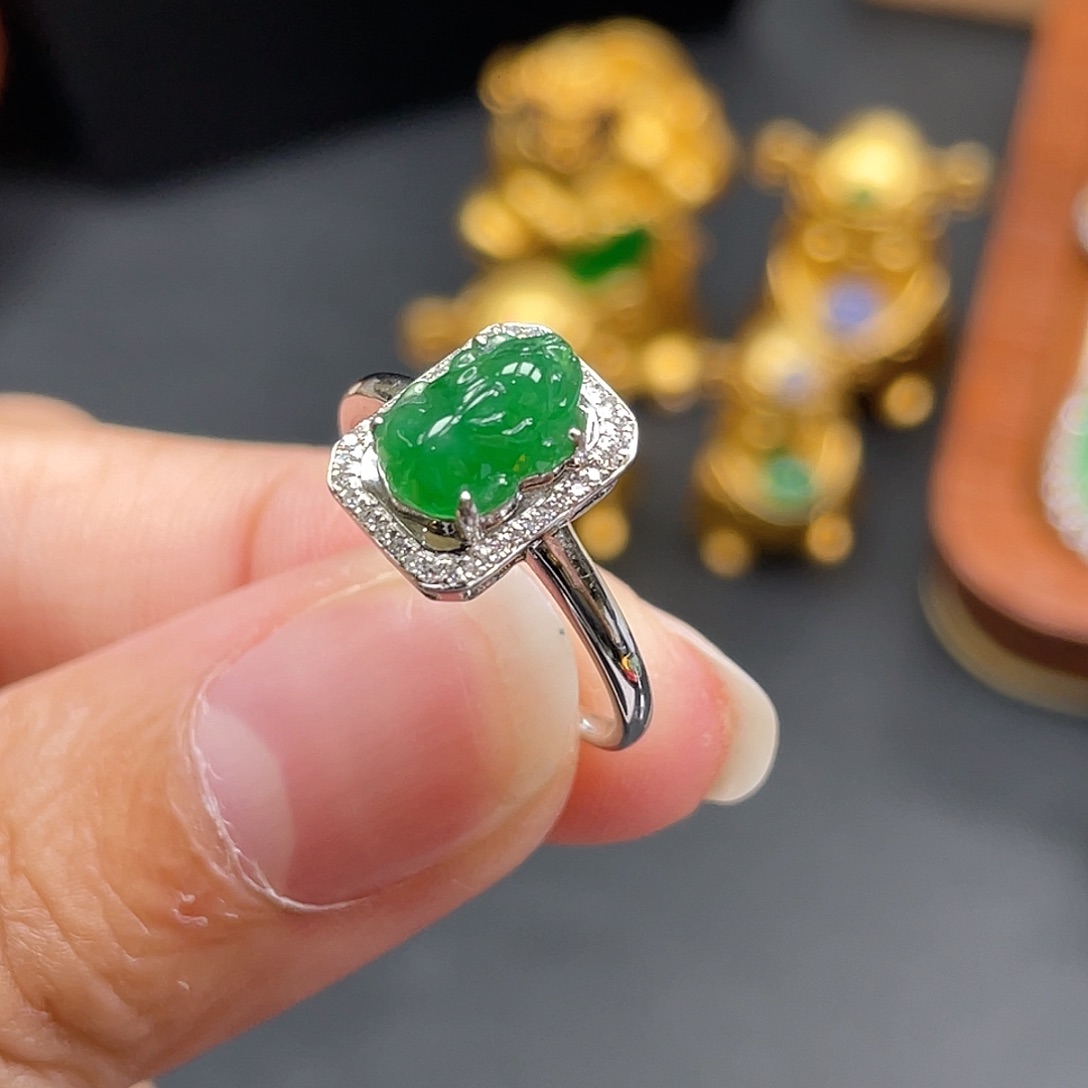 翡翠18K金镶嵌戒指绿貔貅