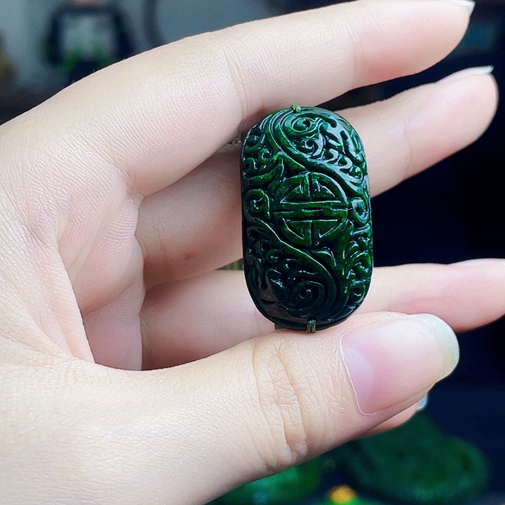 翡翠未镶嵌颈饰多样性