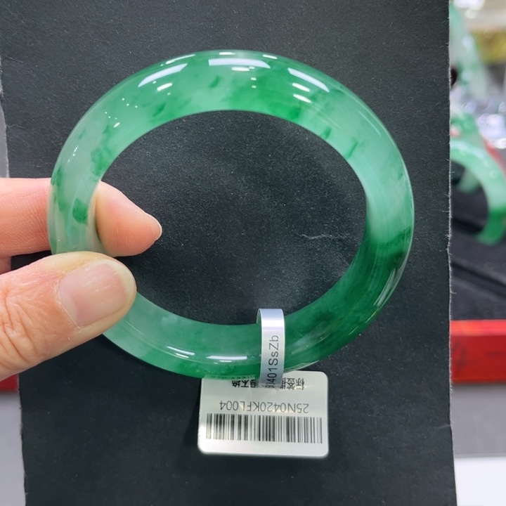 ლ***)石英质玉（非洲翠）未镶嵌手镯➕小玥58