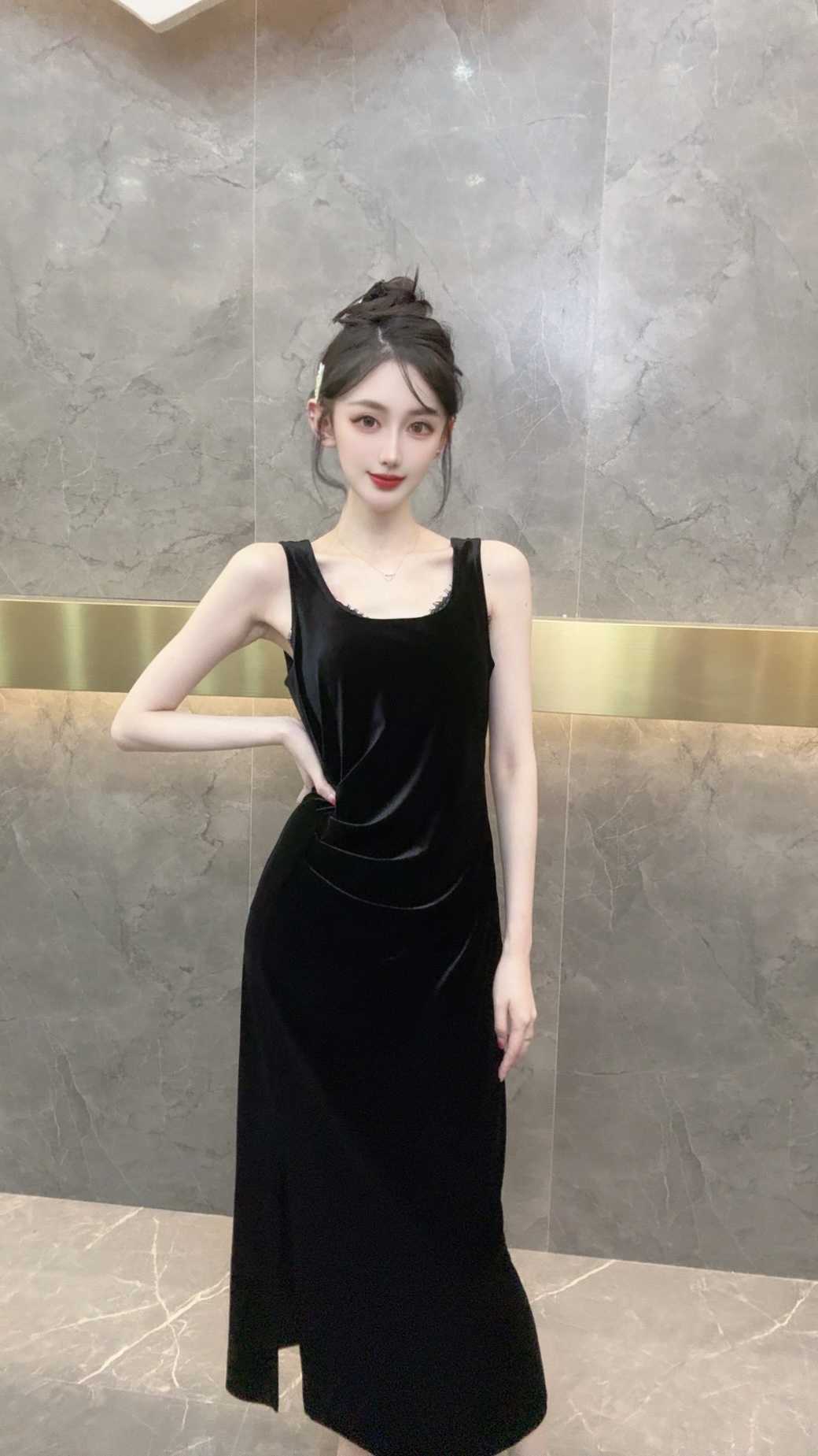 3032新国潮【顾盼流转】丝绒褶皱吊带连衣裙