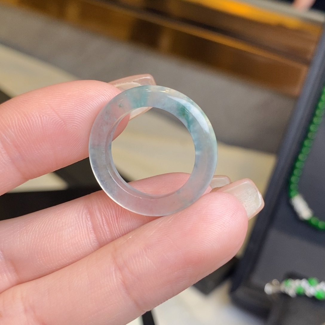 翡翠戒圈未镶嵌飘蓝花