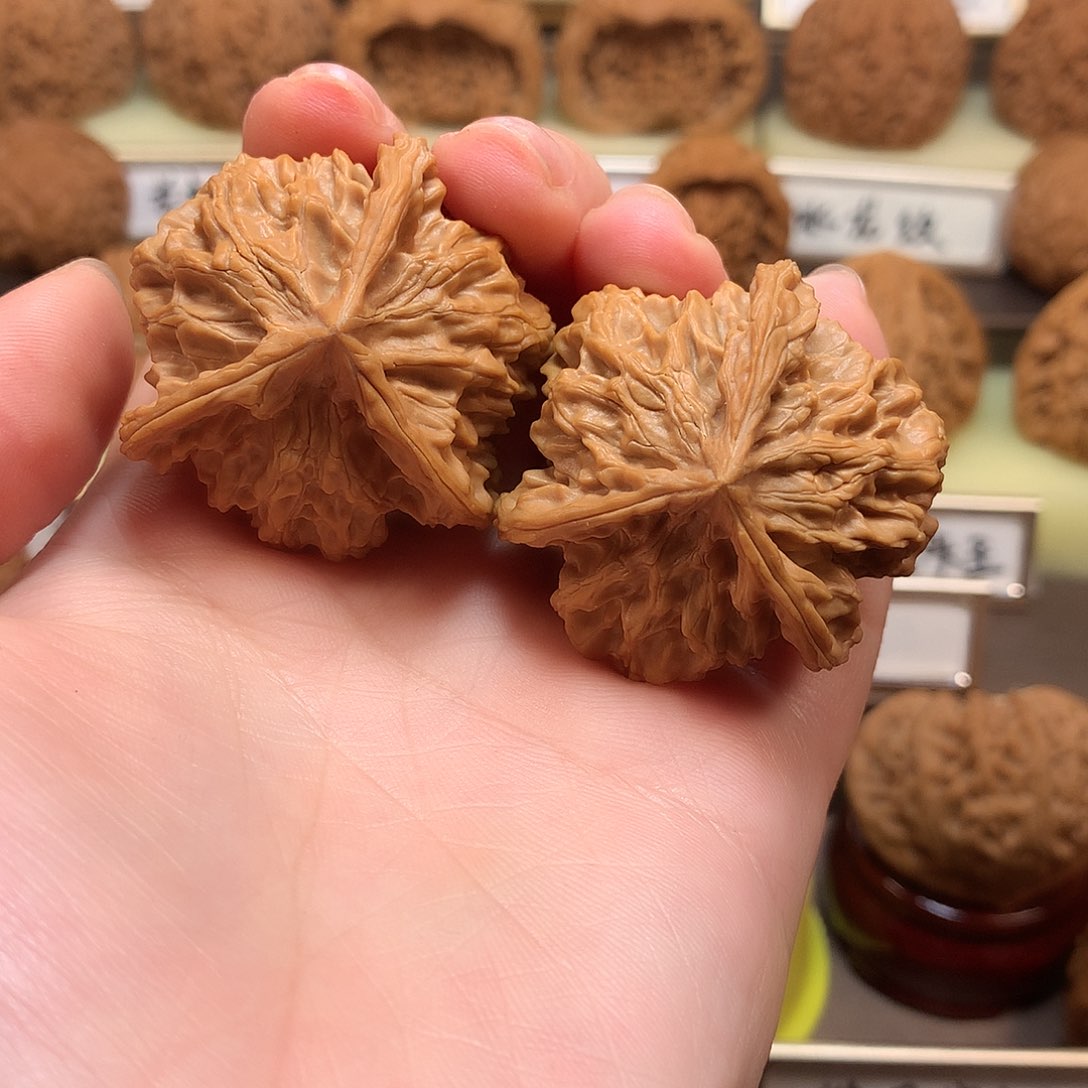 文玩核桃吊坠是*吗三棱40