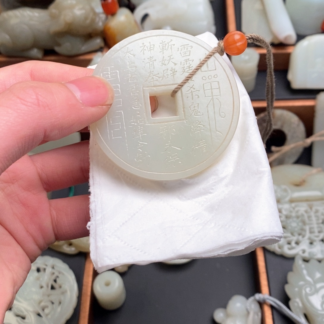 和田玉挂件未镶嵌三**石