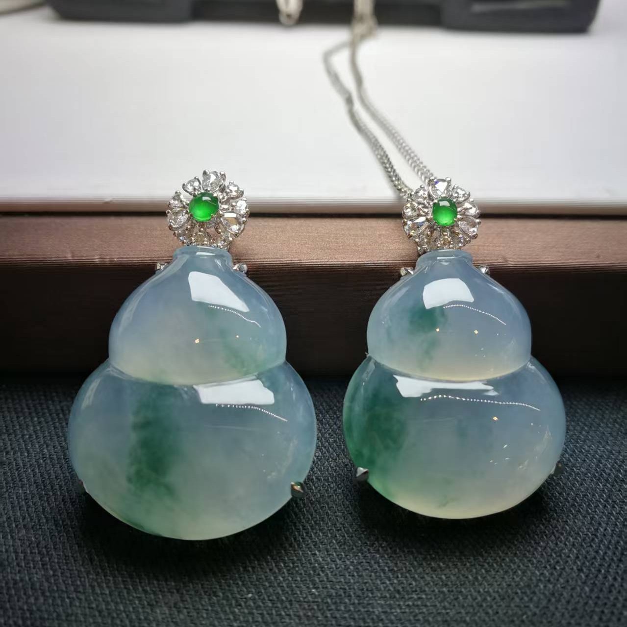 天然翡翠A货，果冻料飘花葫芦吊坠