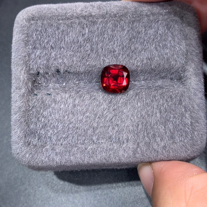 未镶嵌裸石石榴石小***头4.65克拉