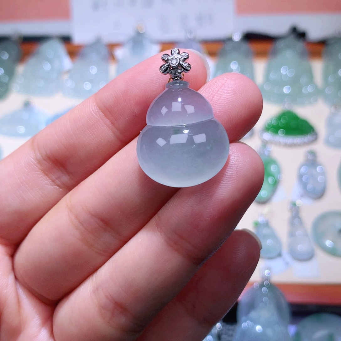 颈饰18K金镶嵌翡翠葫芦