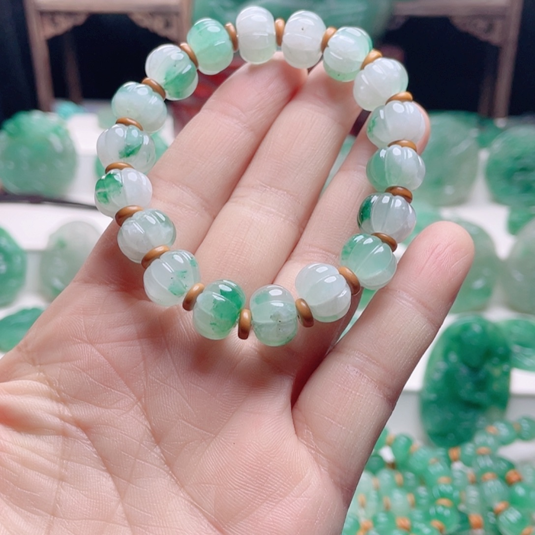 小***菜石英质玉未镶嵌颈饰