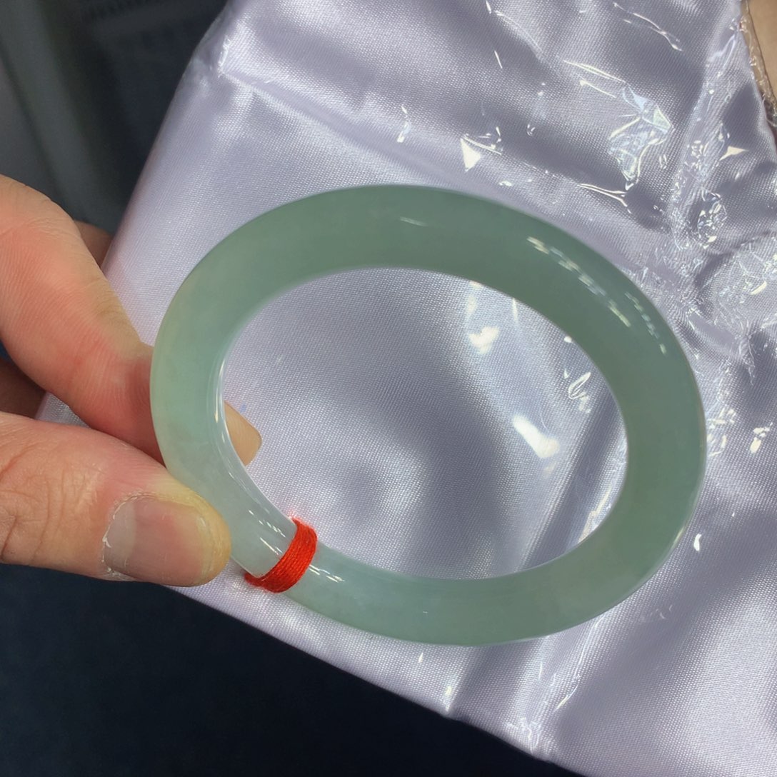 翡翠手镯未镶嵌翡翠