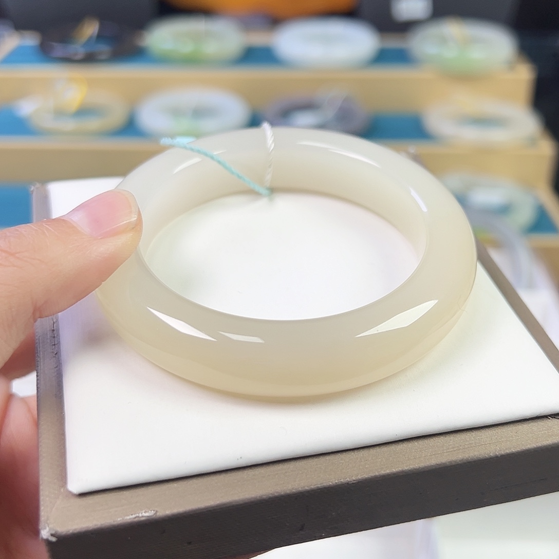 诠***然和田玉未镶嵌手镯