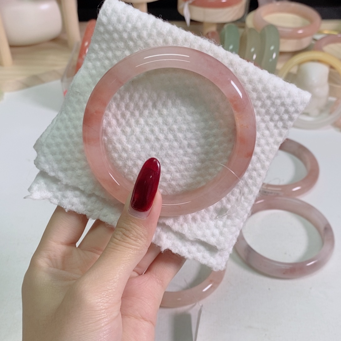 叶****石英质玉未镶嵌手镯