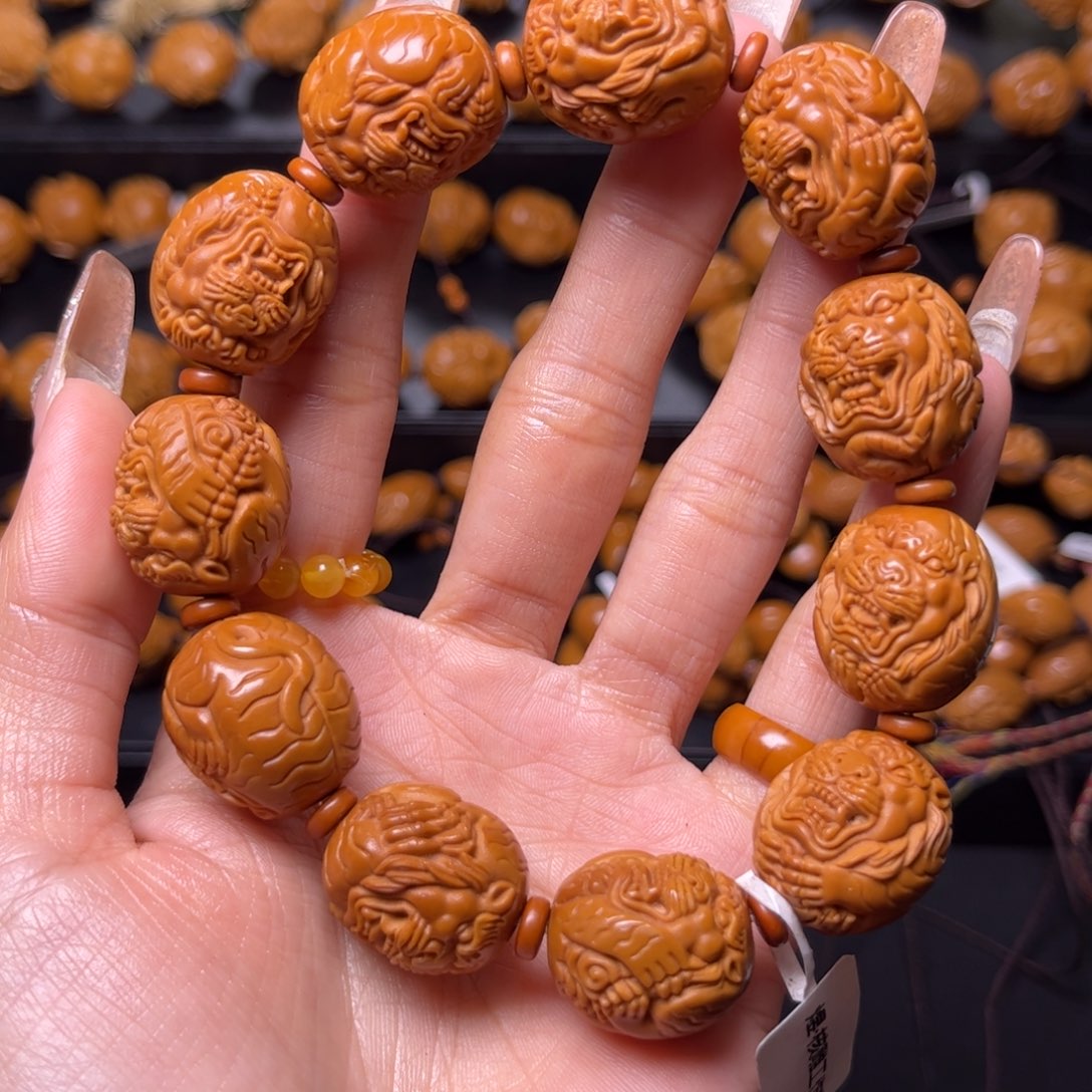 橄榄核吊坠1.8虎虎生威