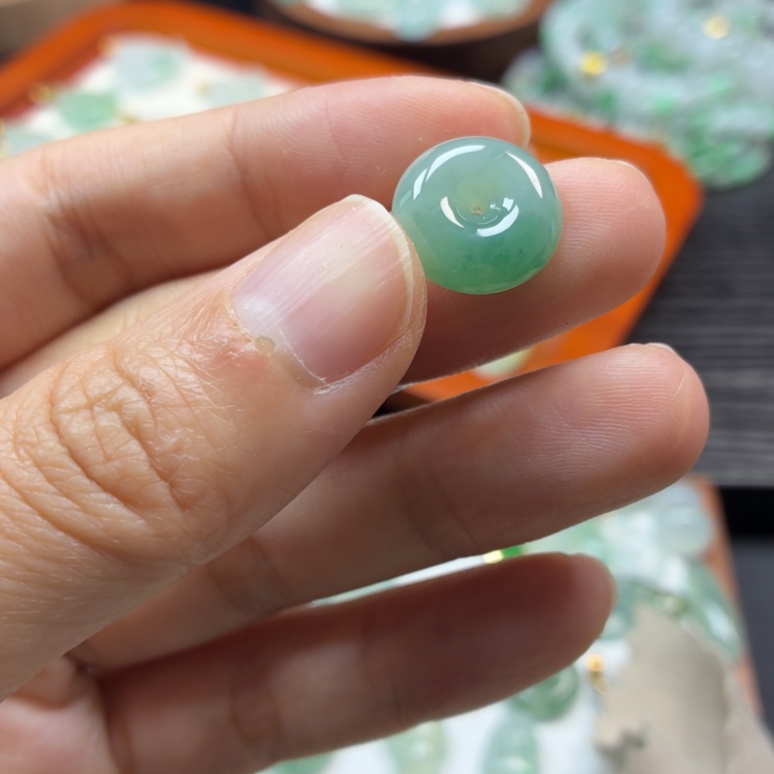 Q***a翡翠未镶嵌颈饰平安扣