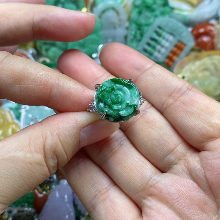 翡翠吊坠(赠链)未镶嵌