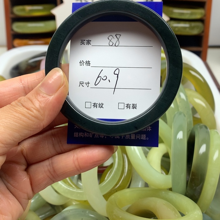 未镶嵌手镯和田玉（糖玉）手镯