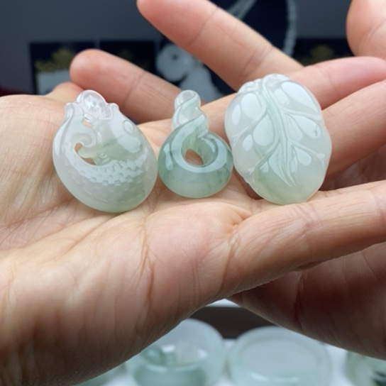 石英质玉（金丝玉）颈饰未镶嵌龙*兰