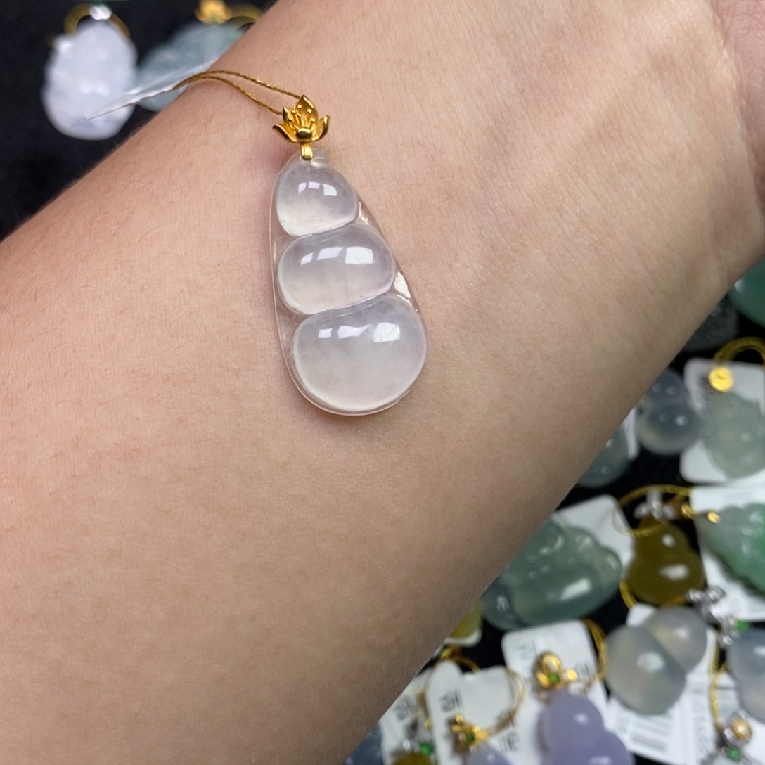 翡翠18K金镶嵌颈饰福豆