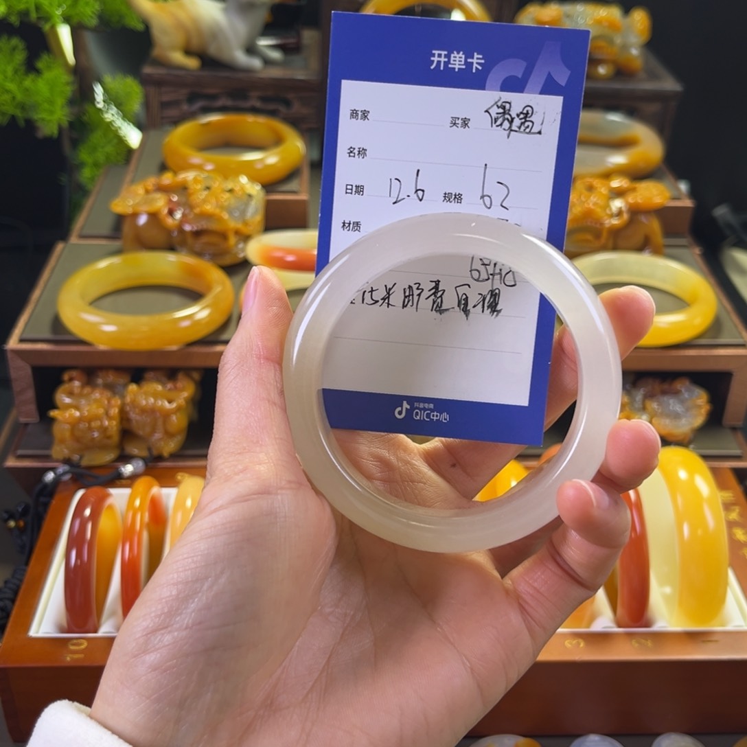 未镶嵌手镯石英质玉偶*