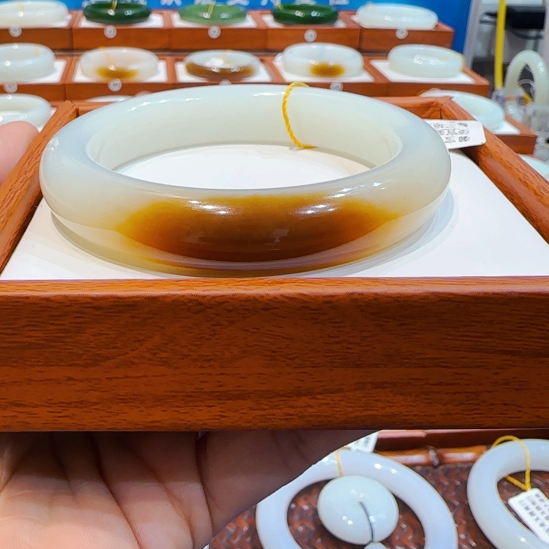 和田玉未镶嵌手镯