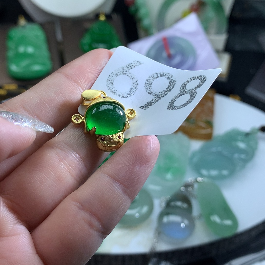 翡翠未镶嵌吊坠(赠链)