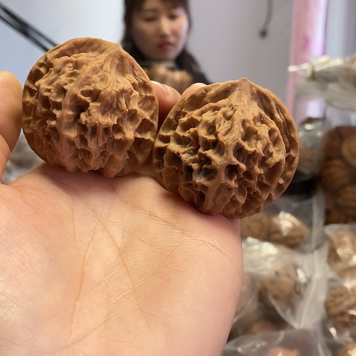 文玩核桃把件46龙鳞红皮