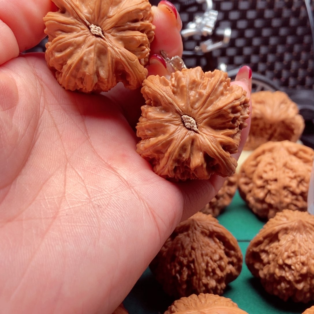 文玩核桃吊坠斌白狮42