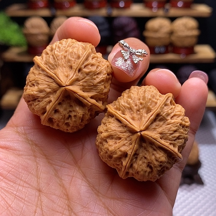 文玩核桃把件珊瑚纹四棱尖磕碰34