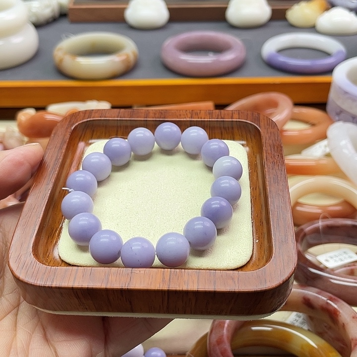 未镶嵌手镯石英质玉是**啊