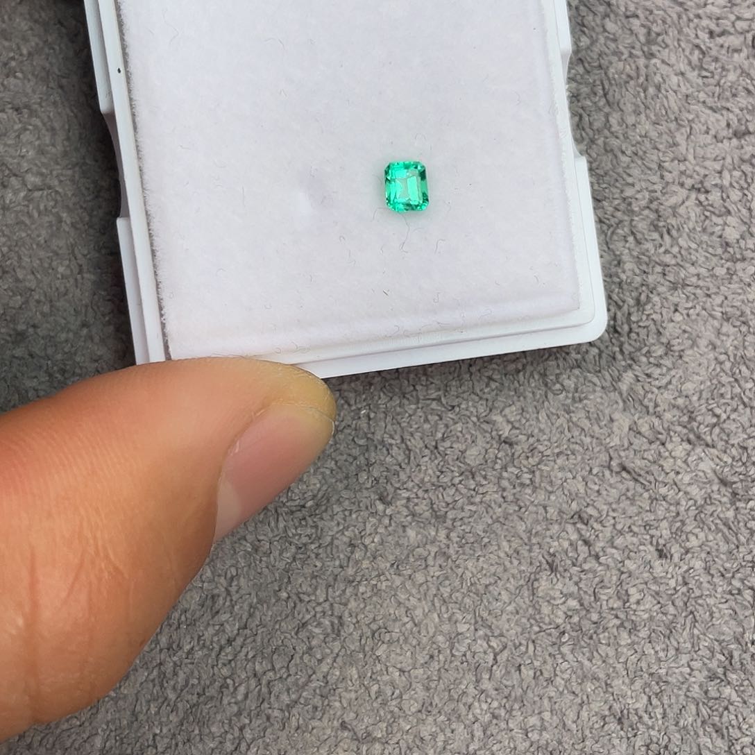 祖母绿裸石未镶嵌0.27Ct。