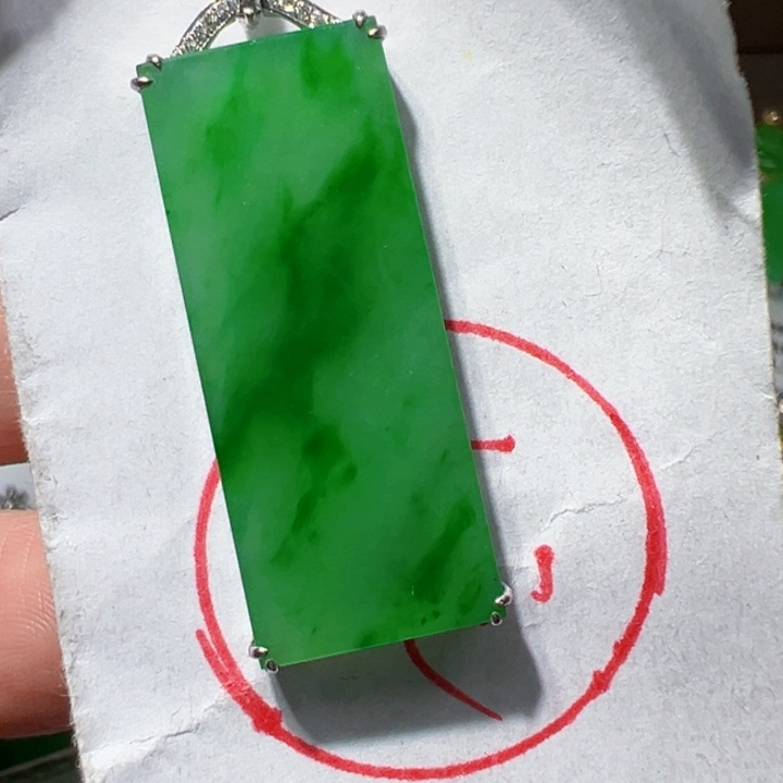 翡翠挂件18K金镶嵌翡翠