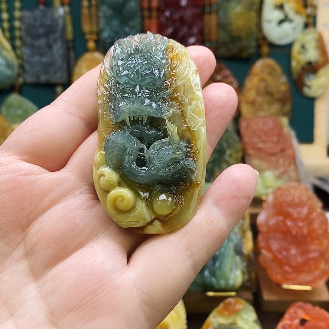 蛇纹石玉未镶嵌颈饰龙