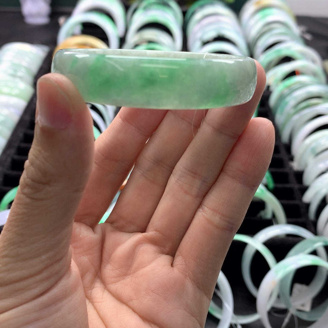 翡翠手镯未镶嵌翡翠