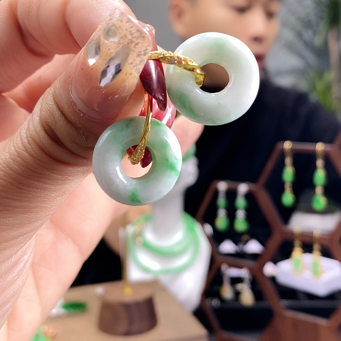 翡翠耳饰未镶嵌翡翠