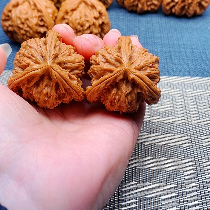 努***着文玩核桃吊坠三棱