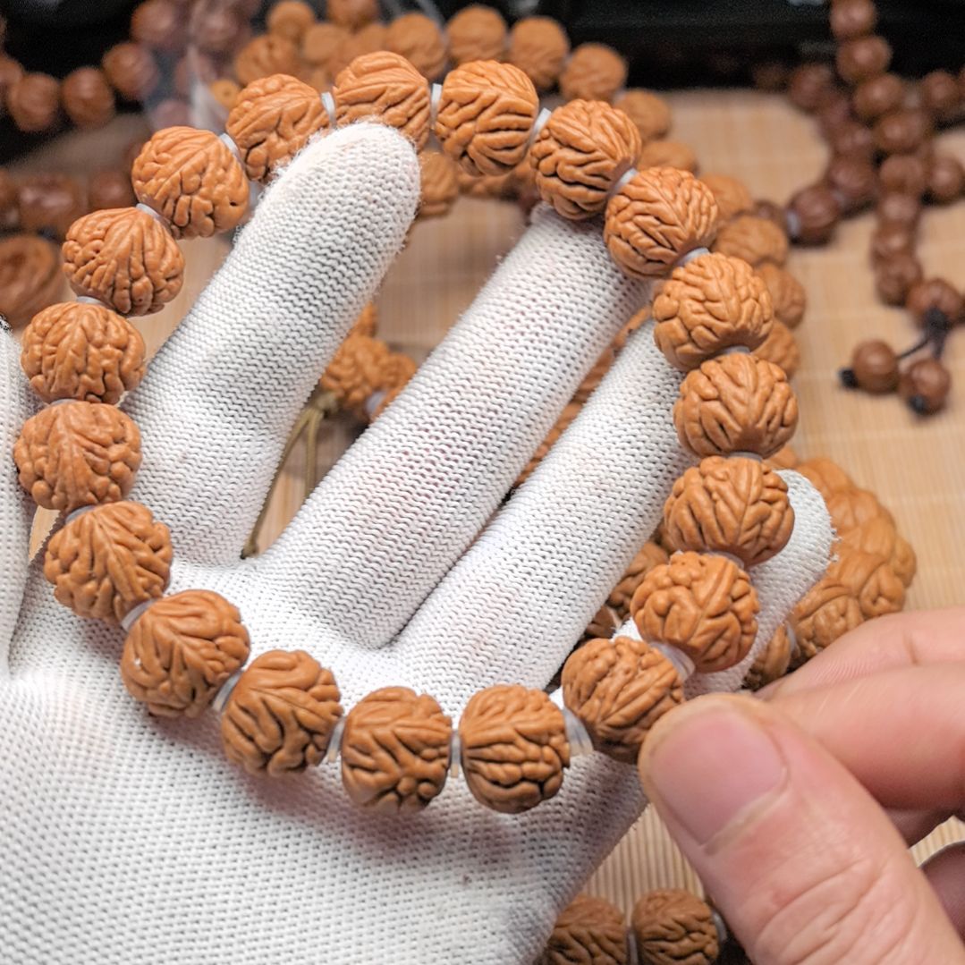 桃核吊坠豹子头手持